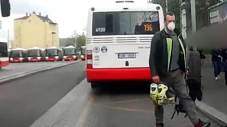 Naštvaný muž na Smíchovském nádraží rozbil bruslemi dveře autobusu